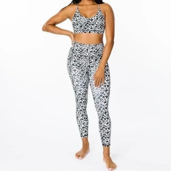 NWOT Zyia Active Snow Leopard Pocket Leggings - Picture 1 of 3